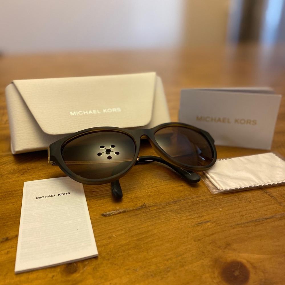 MICHAEL KORS puente arenas sunglasses w/case!